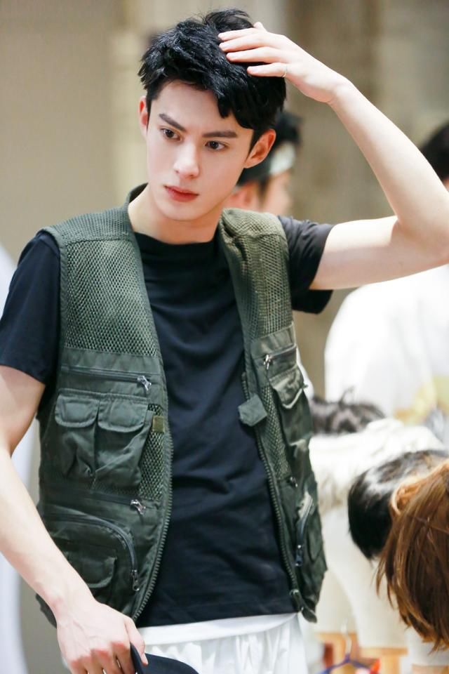  气小哥|《元气满满的哥哥》今晚神气首播 胡军杨洋捉迷藏上演“伪装者”