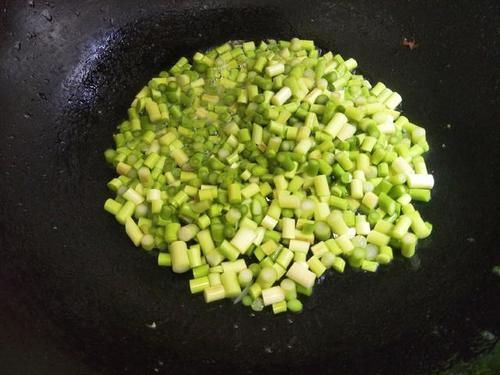 蒜苔|蒜苔炒鸡蛋，按照大厨的做法，清爽不油腻，老少皆宜