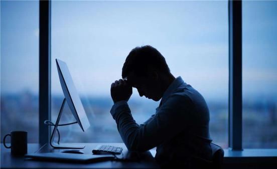  忍不住|员工加班累到做手术，复工第一周又让加班，小伙终于忍不住爆发了