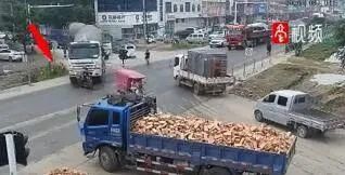  大车|实拍|大车盲区多吓人？看过之后谁还敢靠近……