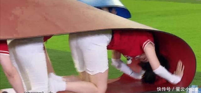 娱乐圈中|跑男中张大大对黄龄屡伸“咸猪手”,baby发现后,巧妙躲开