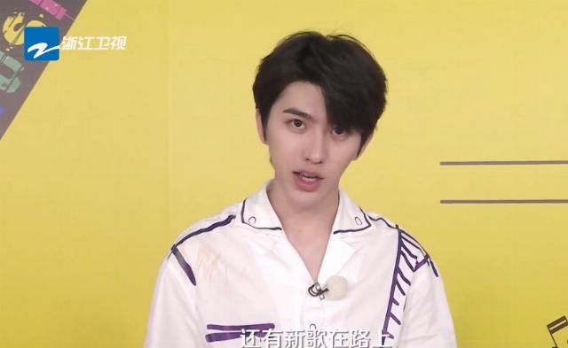  蔡徐坤|郑恺帮baby报仇，致水碗砸到宋祖儿，蔡徐坤下意识动作太圈粉！