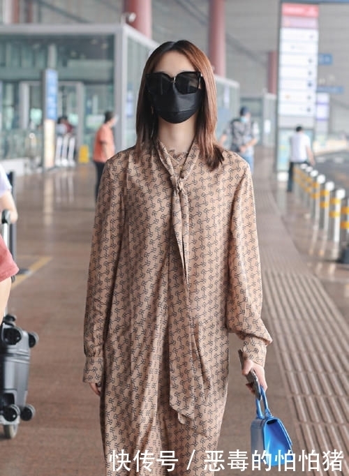 配焦|孟美岐不愧是第一名出道的,穿印花长裙配焦糖色短靴,时髦霸气