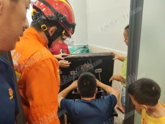  成功|熊孩子头卡按摩床 永嘉消防紧急出动成功解救