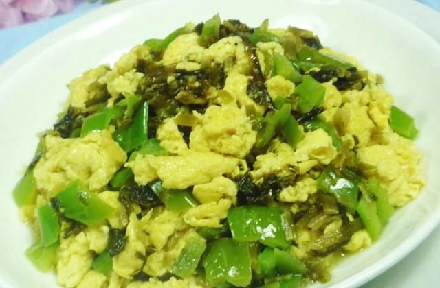  鸡蛋打入碗|青椒炒鸡蛋的12种做法，黄绿搭配色彩美观，口味鲜香营养丰富