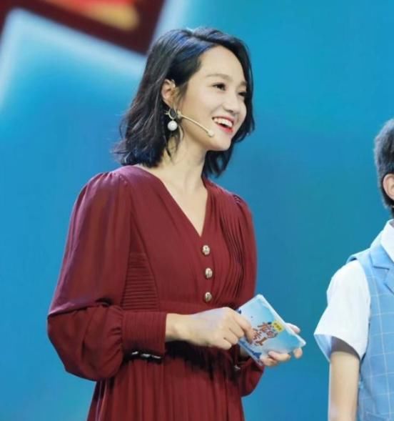 朱丹|朱丹为了减龄,第一次画“韩式咬唇妆”,终究还是翻车了