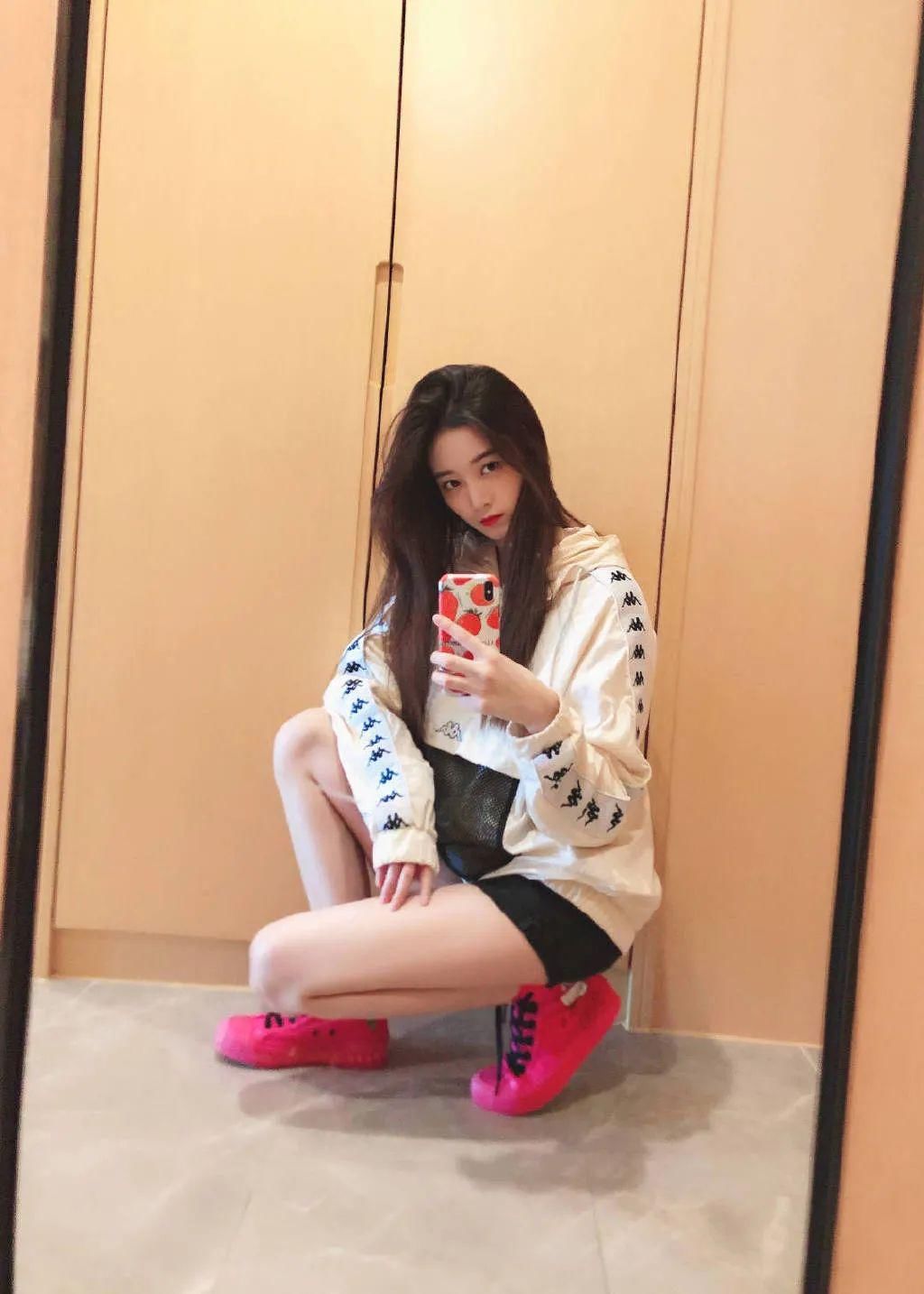  小姐姐|长腿萌妹！这个领队有、好看！王仕鹏身边的小姐姐是谁？