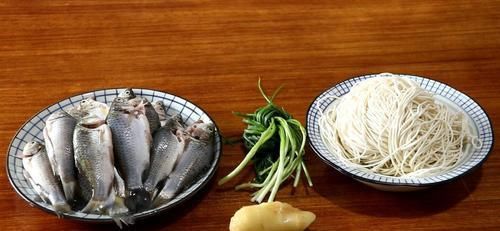  做法|花10元买了一盘小鲫鱼，教你鱼汤面的做法，汤白汁浓，味道鲜美