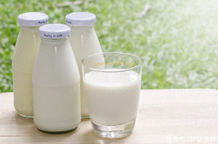 牛奶中全是防腐剂，有毒还致癌？真正要少喝的是这4种“假牛奶”