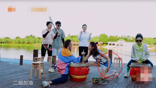  手腕|张歆艺和蔡少芬掰手腕，谁注意她另一只手咋放的？输是必然的