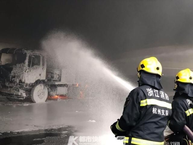 货车|上午杭州一装有沥青货车突然起火,黑烟滚滚