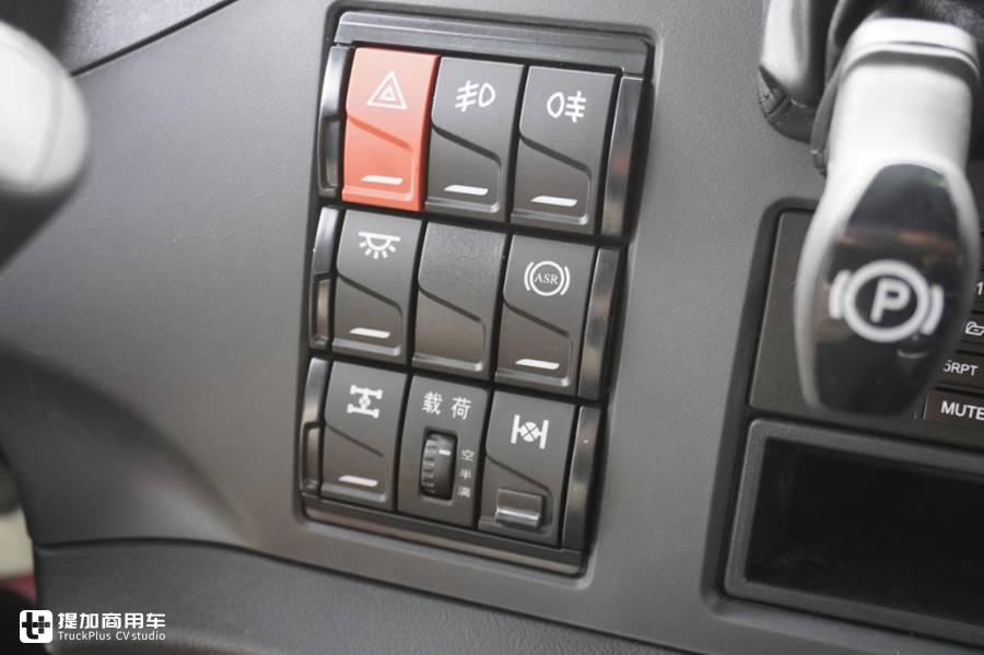  推出|解放J6P推出一款砂石料运输牵引车，配置怎么样？实拍带你看看