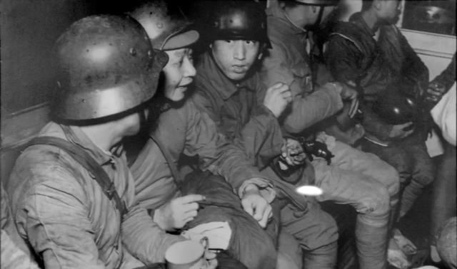 电影|华谊要卖几部《八佰》, 才能抵一个冯小刚?