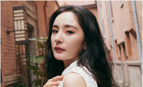  黄明昊|黄明昊拍写真时，有谁注意到他的手指，网友：让人心疼他