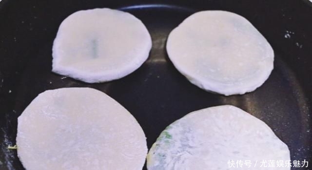 饺子|不要总是用面粉蒸面包。加一把韭菜和两个鸡蛋,比饺子好吃