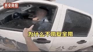  开车|摩托车小哥拦停质问违规开车交警，警方已通报