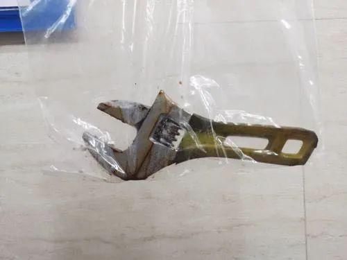  突降|8楼突降扳手，插入路人颅骨2厘米，医生称有一细节救了他