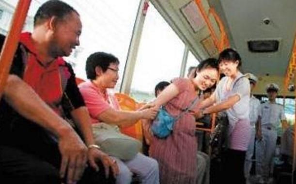 小学生|“没钱买车生什么孩子”孕妇挤公交遭羞辱,小学生帮忙回怼解气