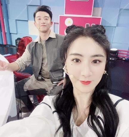 蘑菇|网红和艺人有何区别?薇娅来蘑菇屋,黄磊和何炅的接待已说明一切