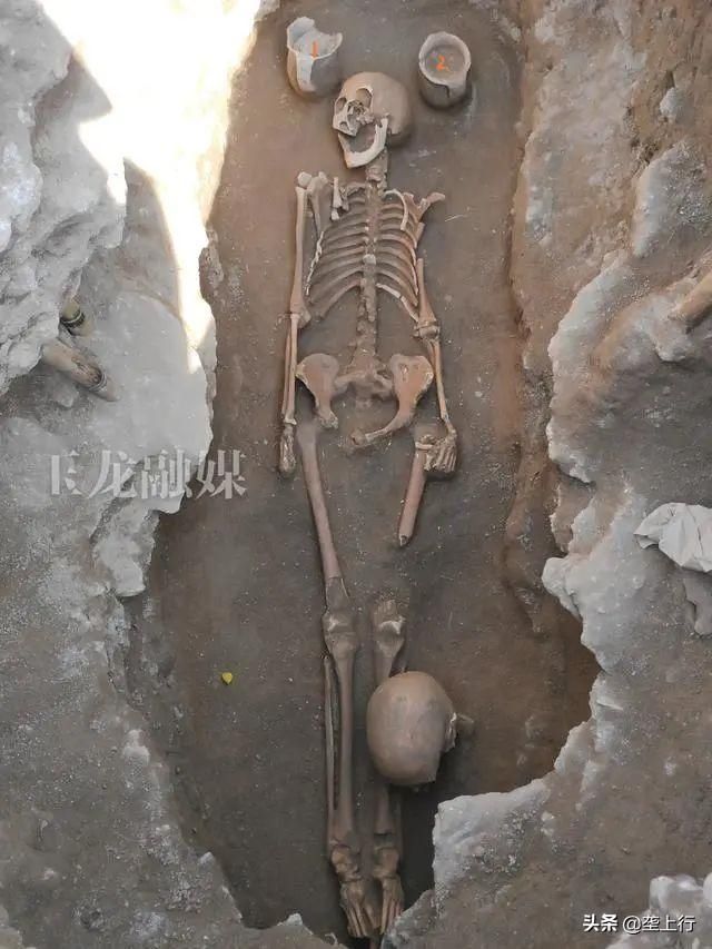  罕见|罕见！学校足球场发现3000㎡古墓，单坑19颗头骨