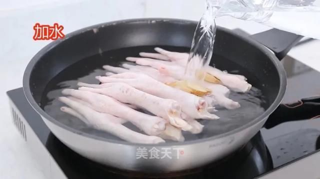  切成|这样做鸡爪真的太好吃了，越吃越上头！你们一定要试试看！
