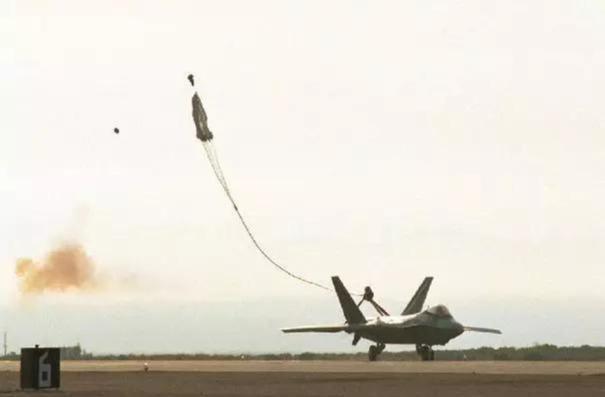 飞机|C919身后为何拉出一朵伞花?关键时刻保命,让国产飞机更安全