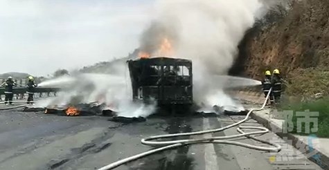  火情|陕西一高速上半挂车突发火情 司机：没想到轮胎竟然起火了……