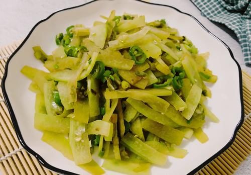 麻辣|西瓜皮您会吃吗?教您一道不花钱的开胃小菜,麻辣鲜香,超下饭