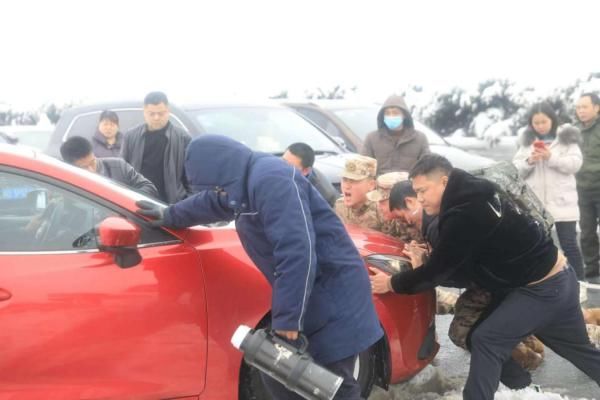 雨雪冰冻高速拥堵 武警官兵为患儿开辟“绿色通道”