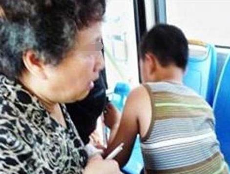 脸红|六旬老太怒摔书包，只因嫌男孩“让座慢”，孩子一番话让老人脸红