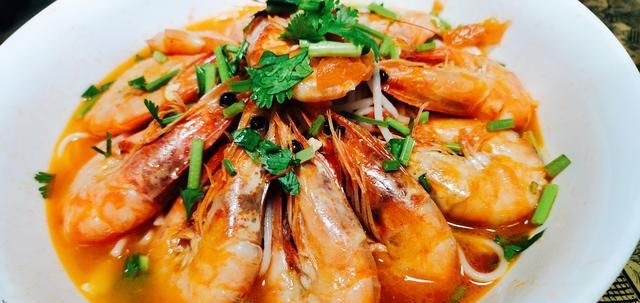  闺蜜|闺蜜来吃饭，简单准备八个菜，最后一碗大虾面让闺蜜全程在找面