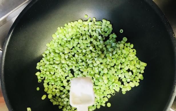  倒入|别老是番茄炒鸡蛋了，夏天的豆角更搭配，清热解毒助消化