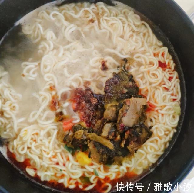 飘香|大学宿舍里公认“最好吃”的5种泡面,最后一种,飘香十里!