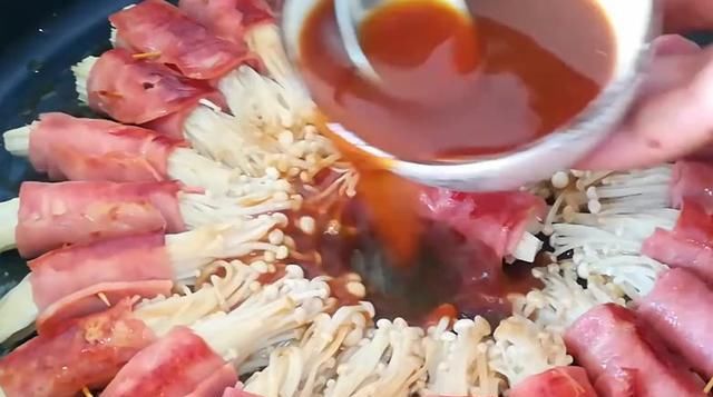  好吃|培根金针菇好吃的做法，味道鲜美还简单，吃起来比肉都香！