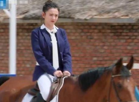  反感|孟美岐参加节目，见到蔡徐坤还90度鞠躬，蔡徐坤的反应让人反感