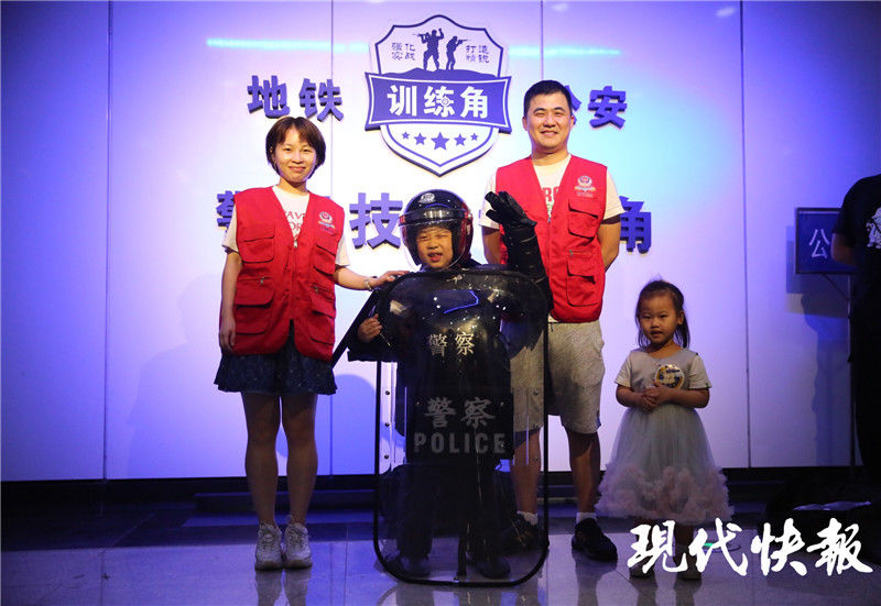 警用装备|身穿防暴服、手举防爆盾，这样的现代快报小记者“帅气度”爆表