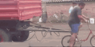  可惜|猴哥这绳子玩的真不错，可惜就是有点小失误，不慎掉到了水中！