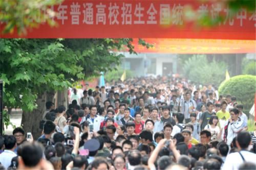 崩溃|17年前他偷走高考试卷，背熟答案后参加考试，看到考题却崩溃了