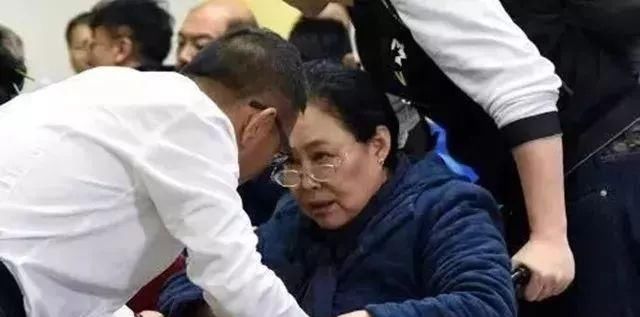  出门|70岁斯琴高娃曾遭8年家暴，如今出门靠轮椅