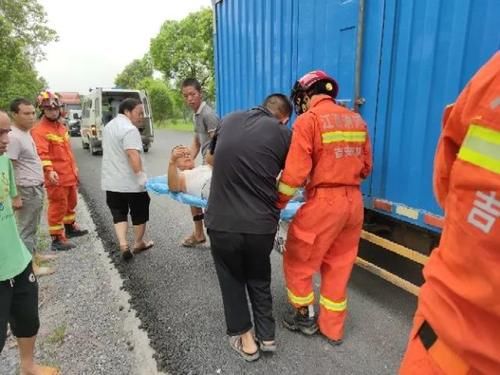  被困|货车追尾，车头变形，有人被困！消防员上演15分钟紧急救援