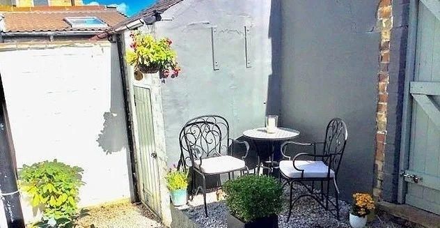  约合人民币|夫妇价值155万别墅因为疫情卖不出去，挂9元甩卖