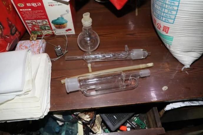 专案组|【视频直击】女子药中提炼制造冰毒，警方破窗抓嫌犯