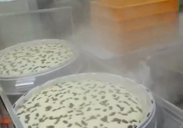  四溢|大妈卖特色“海绵”面包太抢手，口感细腻香气四溢，原来秘方是它