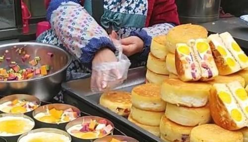 排队|大妈卖“创意”小吃,3元1个,货真价实营养高,顾客排队也要买