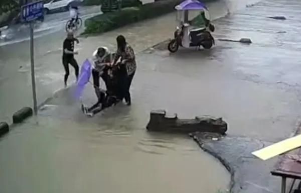  女生|女生雨中骑车跌落水坑，瞬间淹没头顶