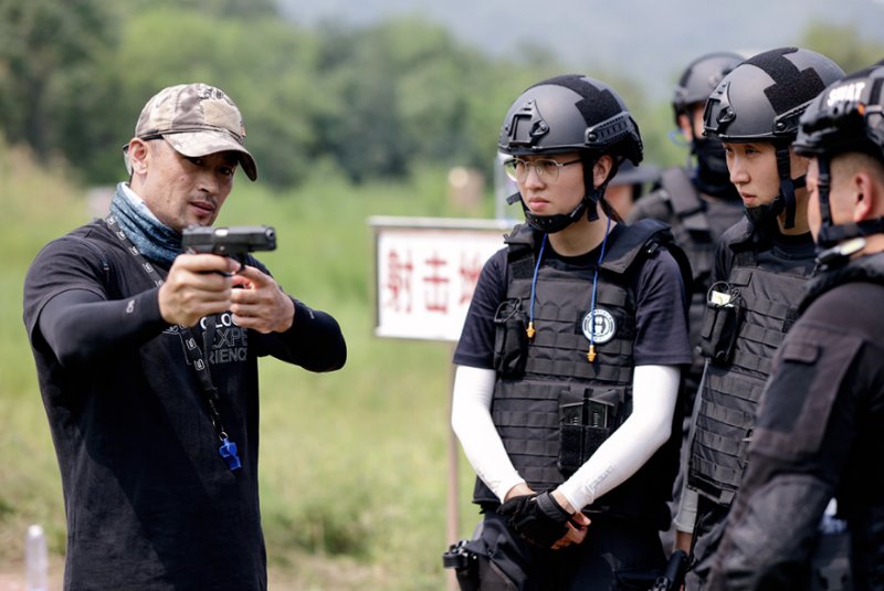 特警队|特警炼成，新人入队！这俩女特警太飒了