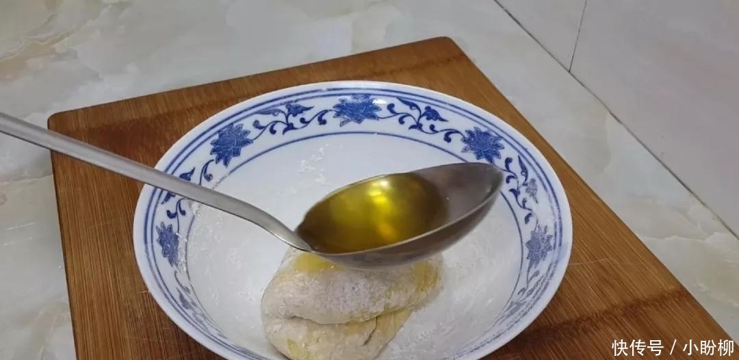  不用|1斤面粉, 4个紫薯, 不用一滴水, 平底锅做的小面包, 边吃边流口水