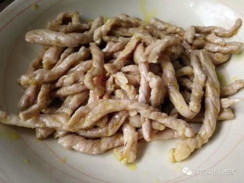 榨菜|油盐不进的豇豆要怎么炒好吃,配点肉丝、榨菜给它,鲜香又美味