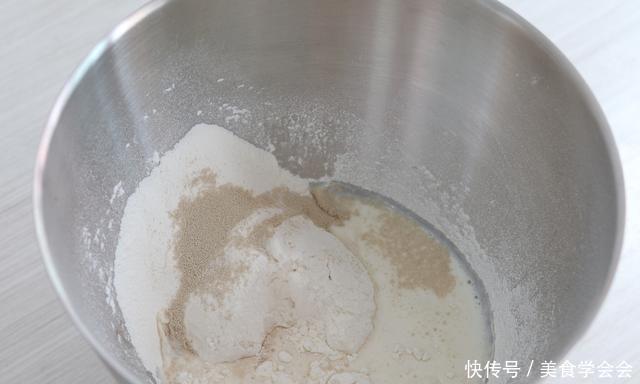 网红|网红美食日式炼乳手撕面包,香甜绵软,直接撕着吃,做法超简单