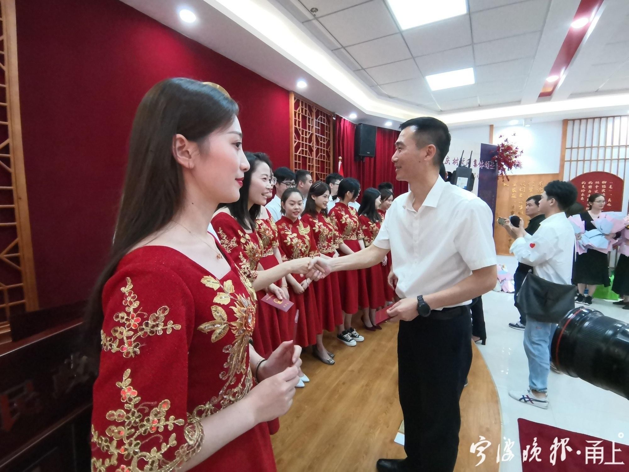 启动|10对新人集体领证！宁波启动婚俗改革，新人和父母都表示：喜欢